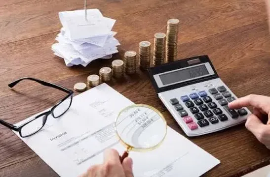 KDV iadesi için fatura ve makbuzların büyüteç ile incelenmesi