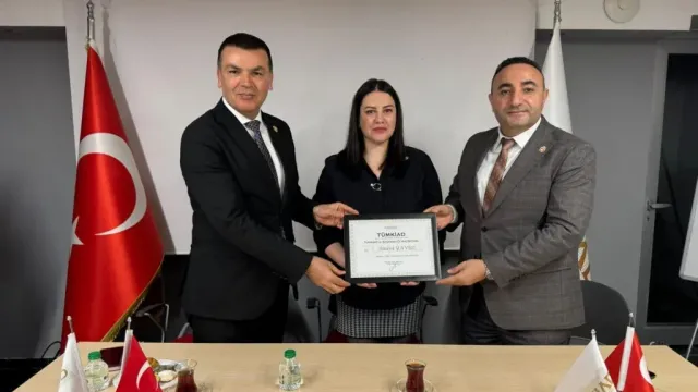 SMMM Sinem Yavuz'a TÜMKİAD Şişli İlçe Başkanlığı mazbatasının takdim edilmesi