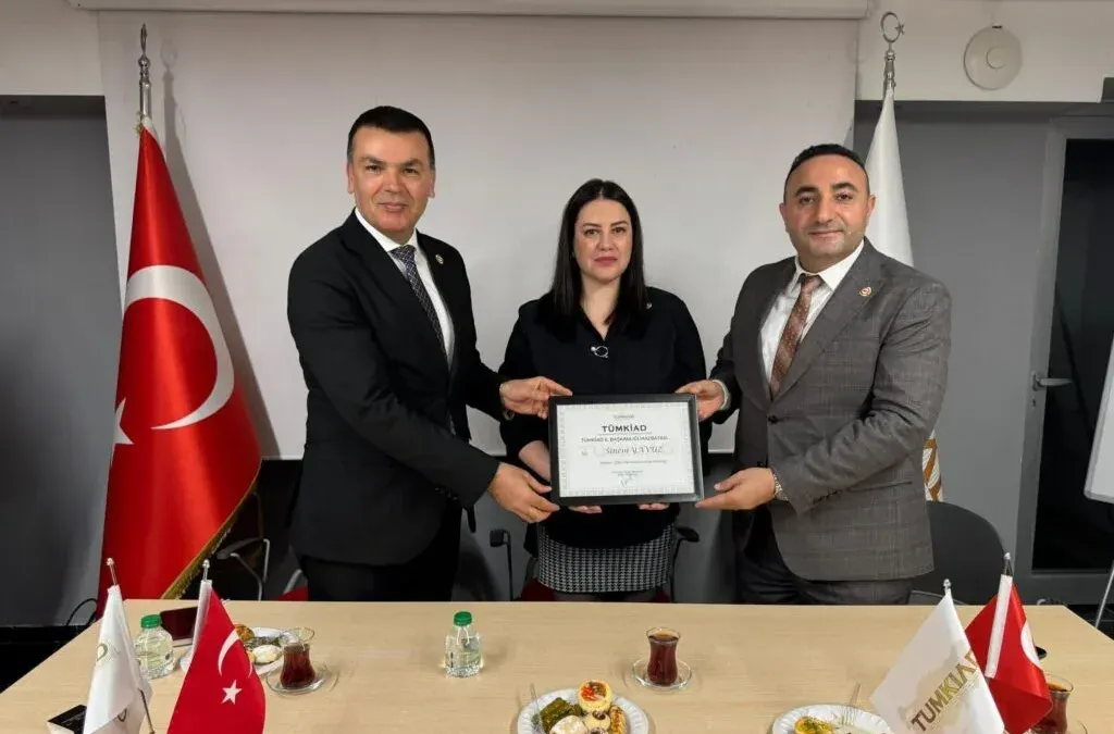 SMMM Sinem Yavuz'a TÜMKİAD Şişli İlçe Başkanlığı mazbatasının takdim edilmesi